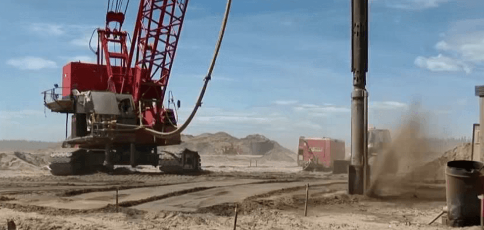 Foreuse sur un site pour une étude sismique du sol