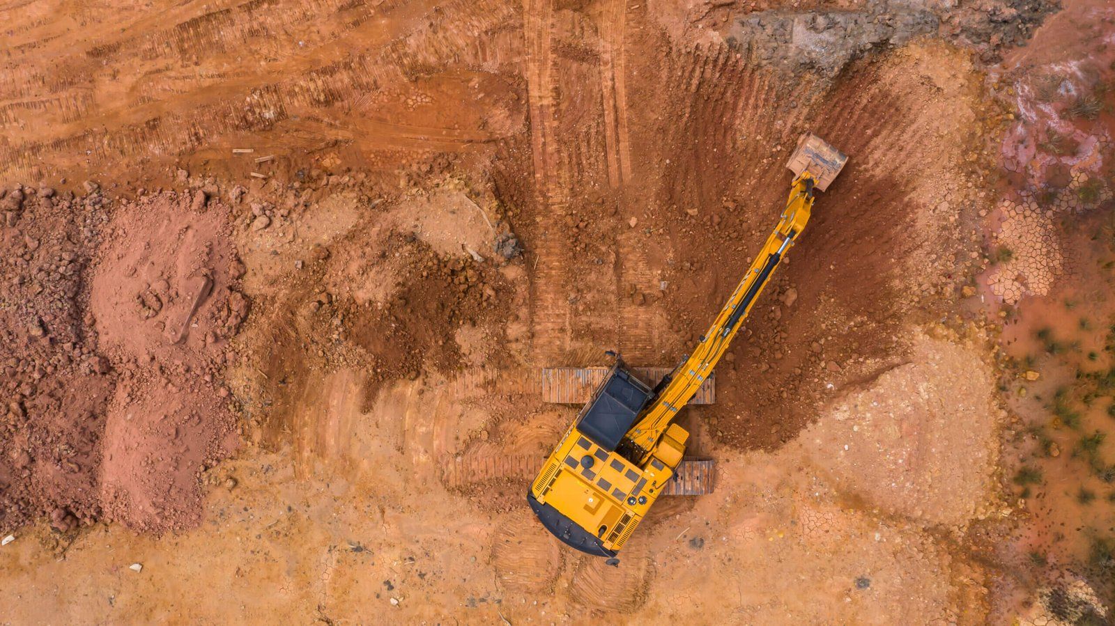 Niveleuse sur un chantier routier vu du ciel