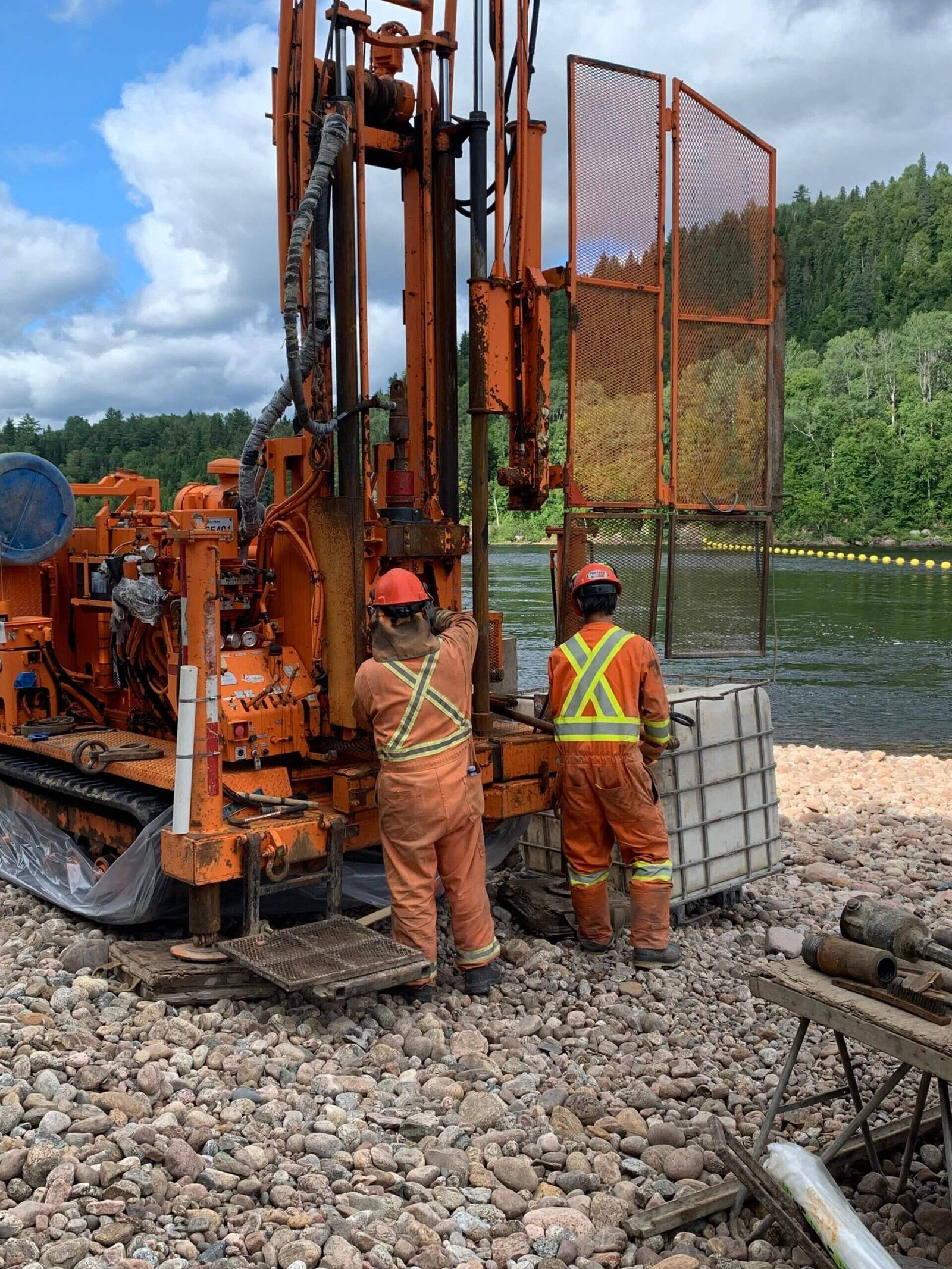Équipe de Groupe LAFI pendant un forage géotechnique sur un chantier